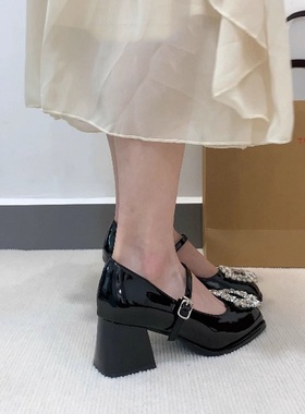 方头水钻黑色玛丽珍鞋女2025新款高级感粗跟法式气质一字带高跟鞋