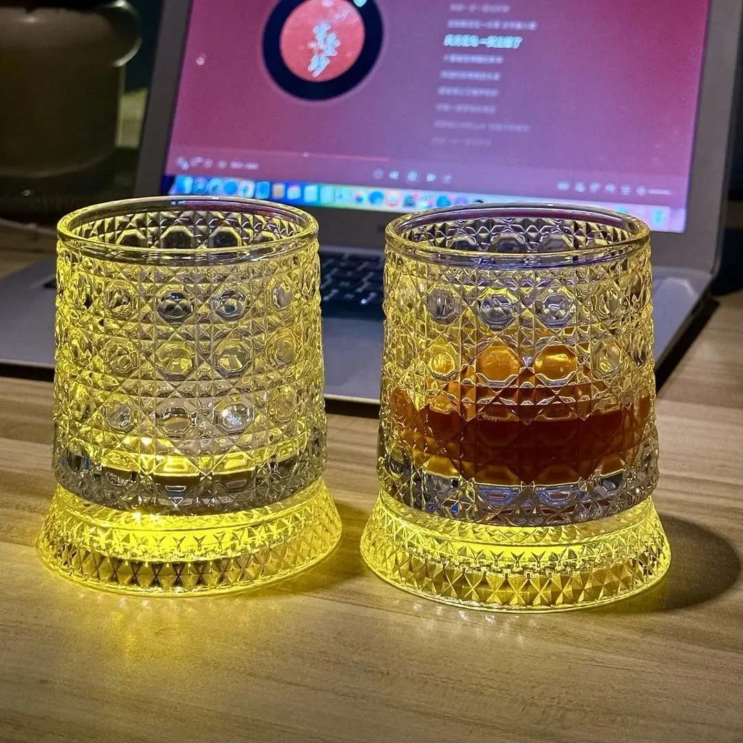 发光旋转威士忌酒杯高颜值转转解压洋酒杯不倒翁易清洗宝石纹酒杯
