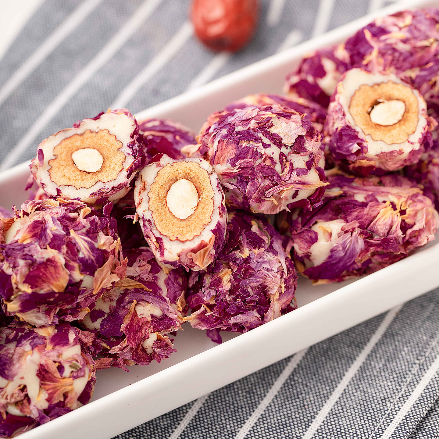 玫瑰花奶枣巴旦木夹心手工茶点作