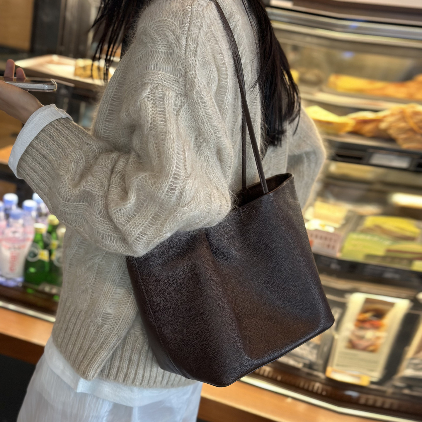 达人推荐软皮托特包女2025新款潮真皮大容量通勤大包水桶包高级感