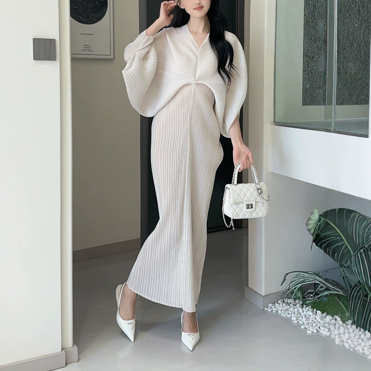 复古大码纯色褶皱连衣裙女夏款优雅V领蝙蝠袖宽松显瘦中长款裙子