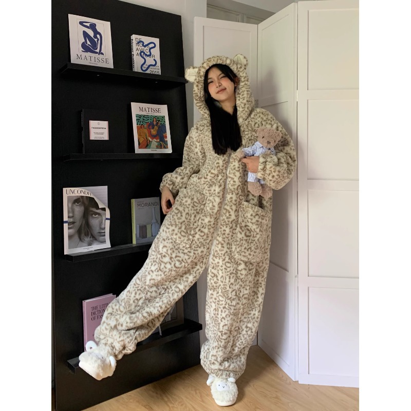 珊瑚绒热门新款卡通豹纹连体睡衣女冬季加绒加厚可爱连帽一体式