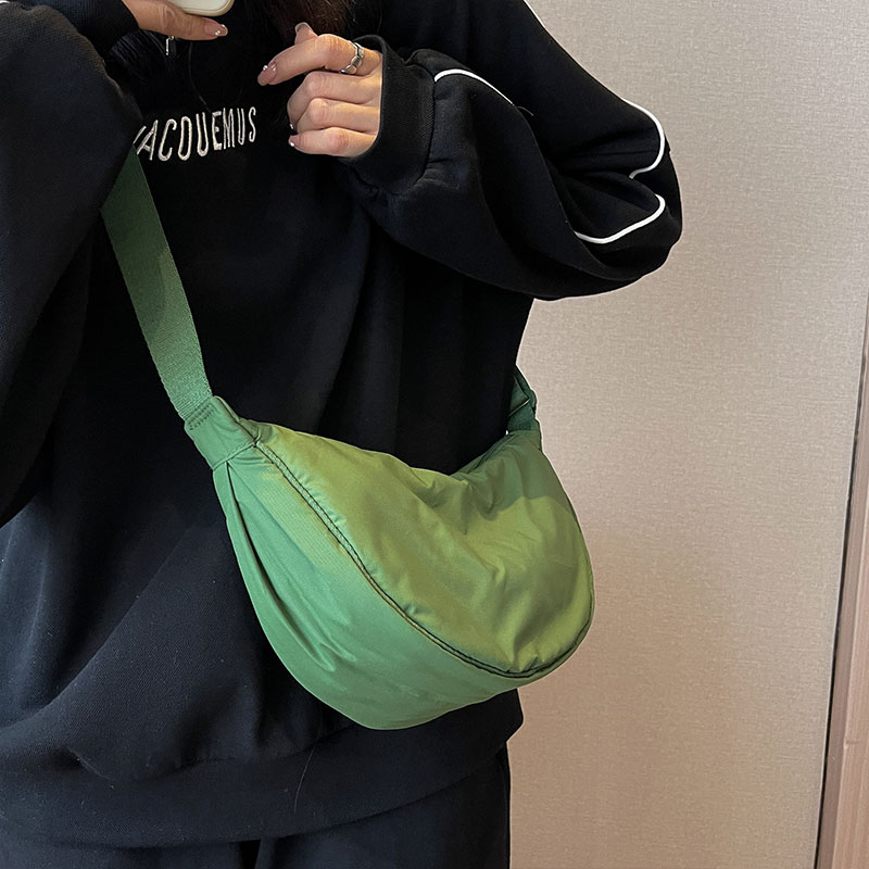 新月形包包女斜挎包2025新款单肩包潮学生休闲运动小包帆布饺子包