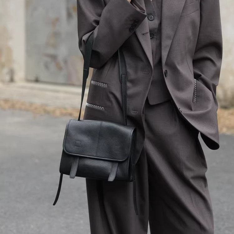 通勤百搭软皮复古邮差包女士2026新款高级感小众设计单肩斜挎小包