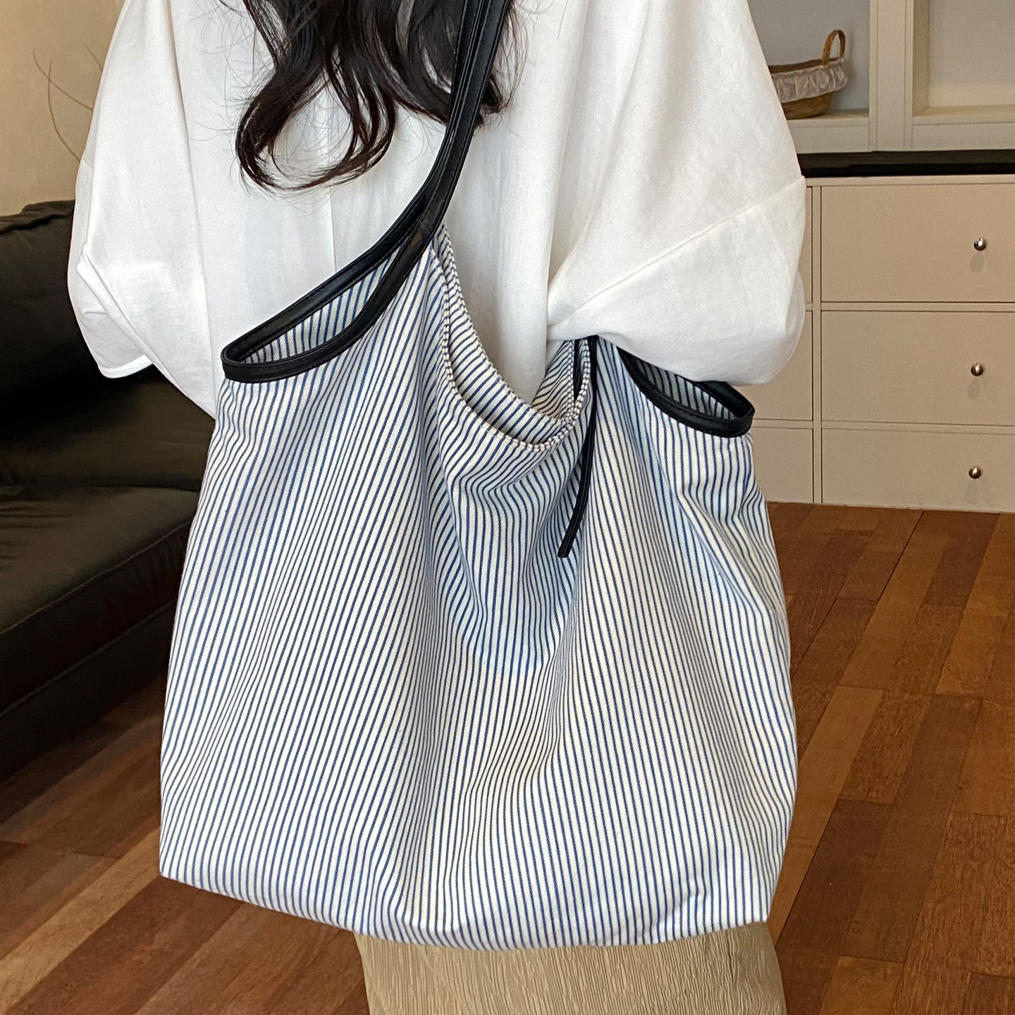 休闲时尚条纹托特包女包2026新款夏季大容量通勤帆布包百搭单肩包