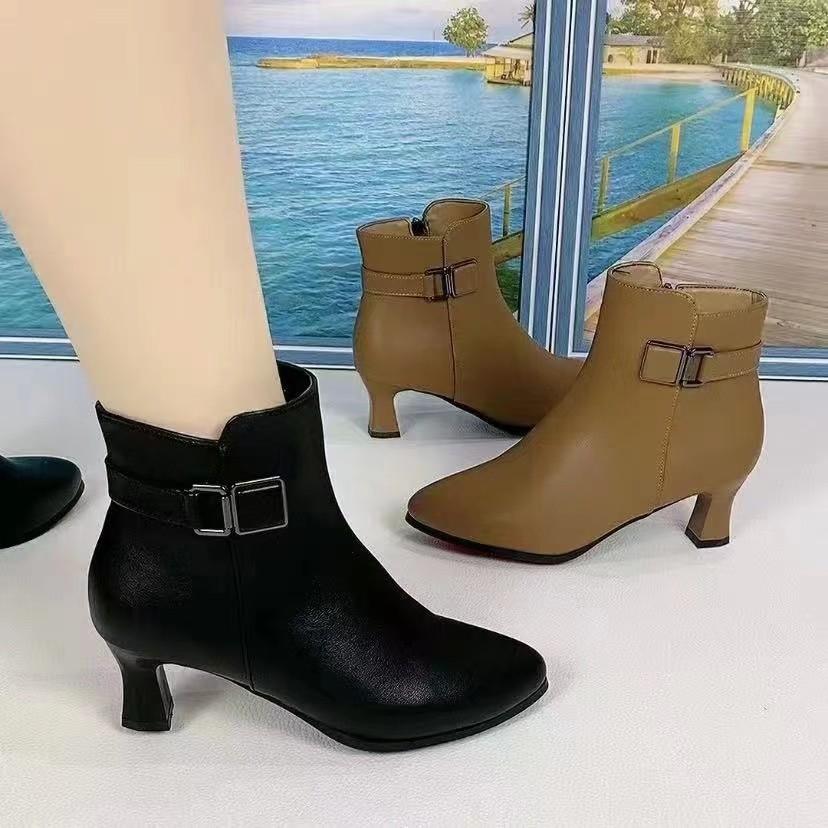 2024新款加绒尖头细跟时装靴