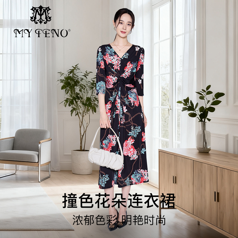 马天奴黑底印花V领收腰连衣裙