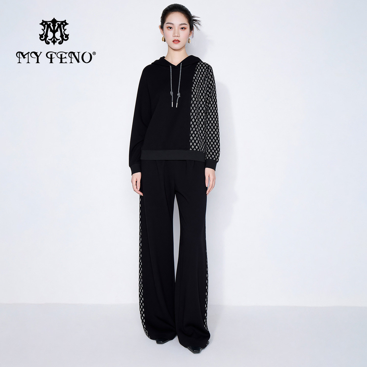马天奴2025秋冬新款黑色连帽拼接印花卫衣休闲裤子长裤两件套装女