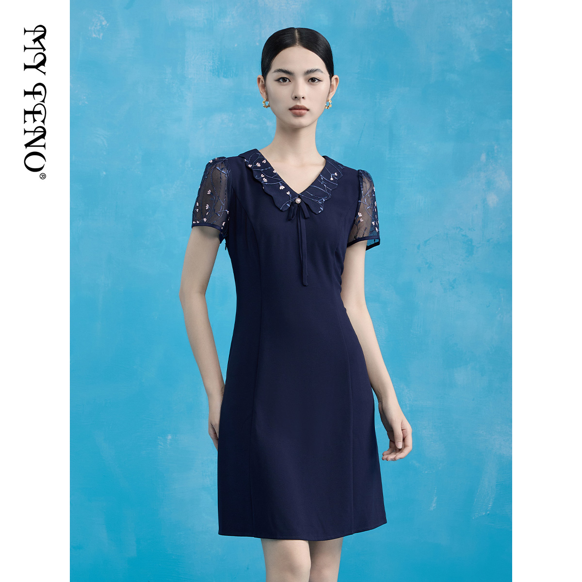 马天奴蓝色翻领绣花法式连衣裙