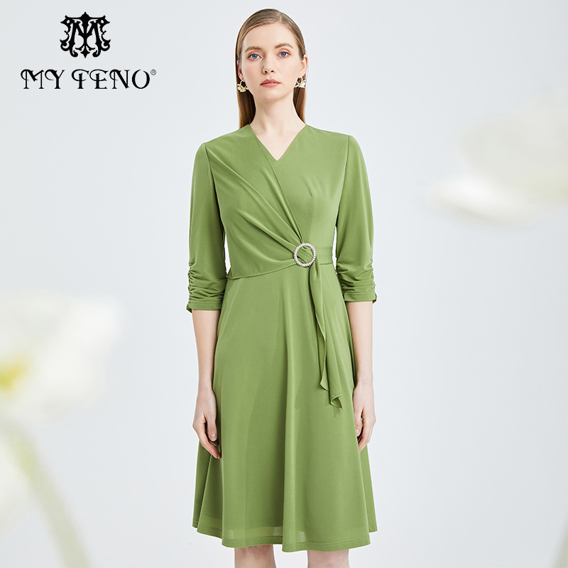 马天奴绿色V领系带钻扣连衣裙