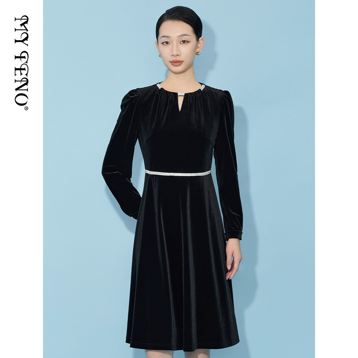 马天奴秋冬新款黑色丝绒镂空圆领连衣裙子收腰长袖时尚气质百搭