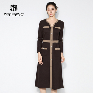 马天奴2025秋冬新款咖色小V领长袖修身连衣裙子拼色时尚气质女装