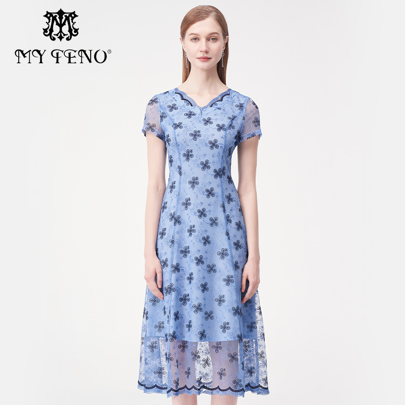 马天奴浅蓝绣花短袖收腰连衣裙