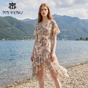 马天奴2026春夏新款白色桑蚕丝印花连衣裙子V领短袖收腰荷叶边女