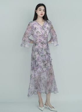 马天奴春夏新款紫色桑蚕丝印花V领连衣裙子荷叶边气质度假优雅女