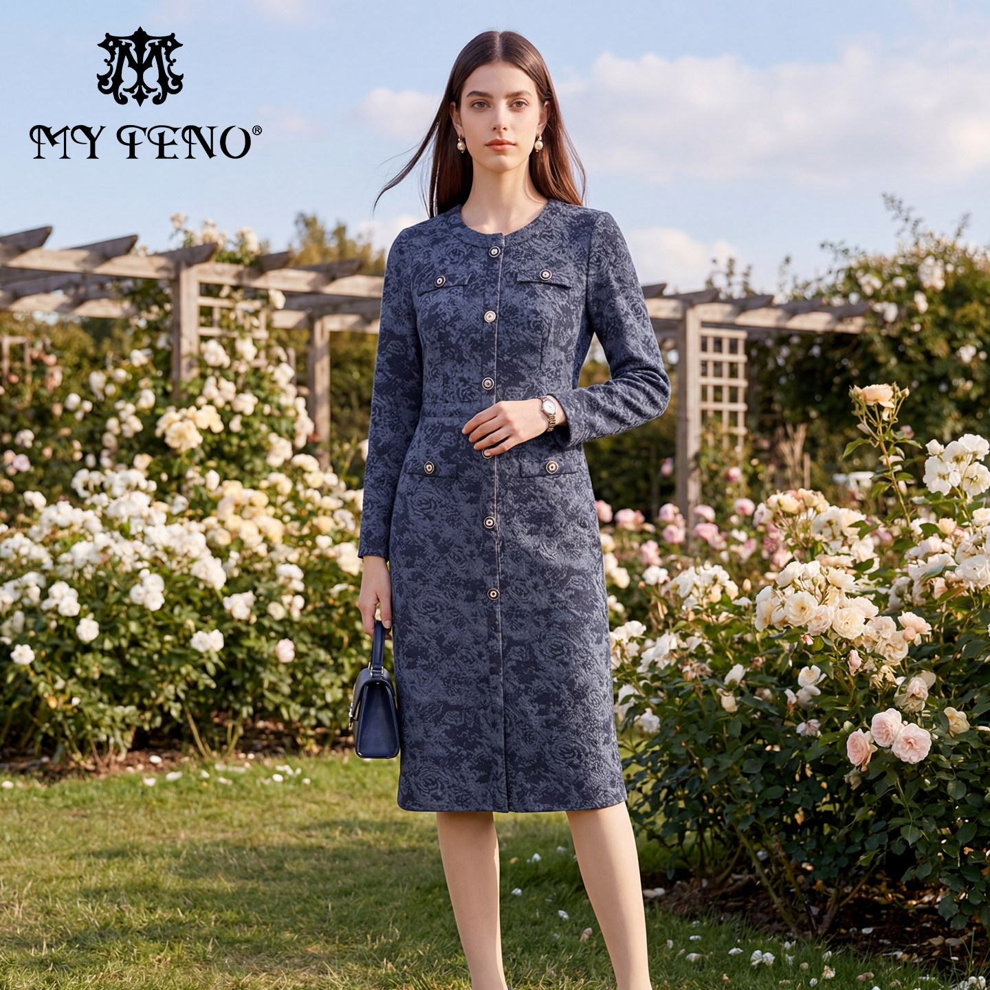 马天奴2025秋冬新款藏青色印花圆领长袖收腰修身连衣裙子气质时尚