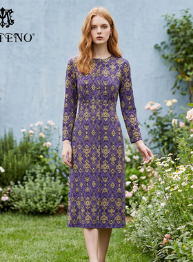 马天奴2025秋冬新款紫色钉珠圆领印花连衣裙子收腰长袖气质时尚女
