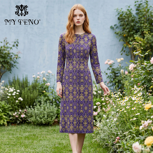 马天奴2025秋冬新款紫色钉珠圆领印花连衣裙子收腰长袖气质时尚女