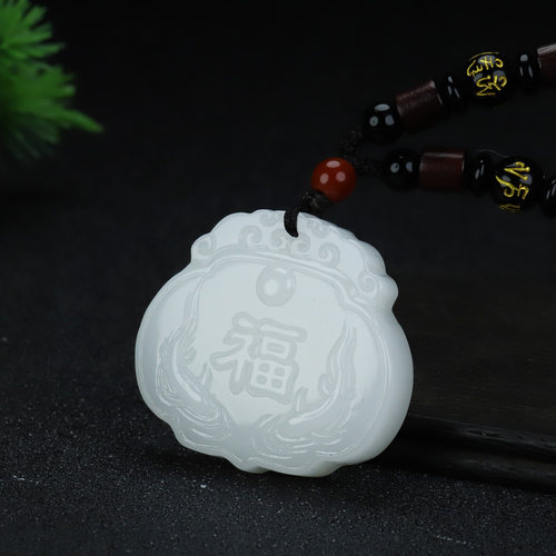 新疆和田玉福字双面雕刻吊坠