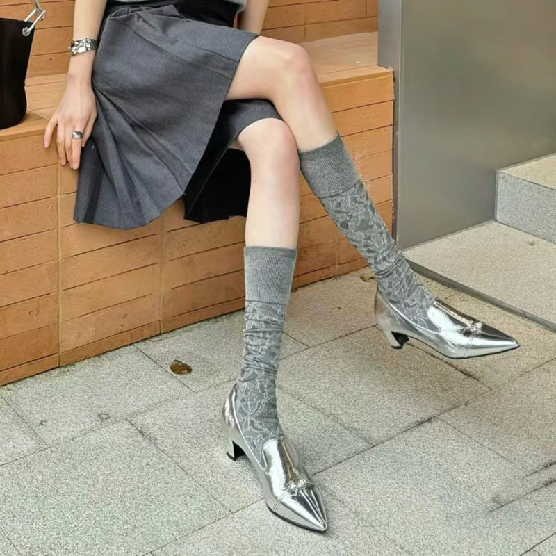 小众设计银色尖头辣妹单鞋女2024春夏新款百搭英伦风浅口小皮鞋女