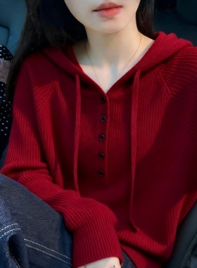 高级感红色韩系连帽纽扣长袖针织衫女2025秋冬新款显瘦宽松上衣潮