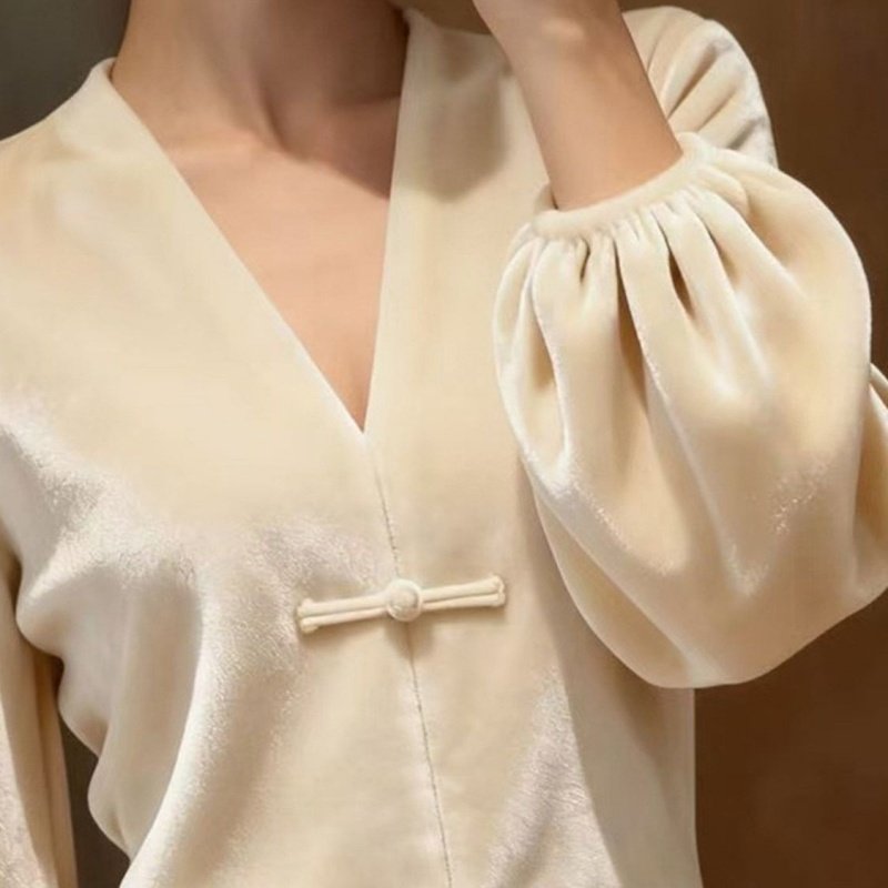 新中式国风米白色V领丝绒开衫2026冬季新款时尚复古宽松显瘦上衣,女装/女士精品,衬衫,淘宝优惠券,粉丝福利购,淘宝优惠卷