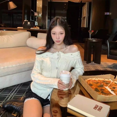 甜辣一字肩麻花软糯毛衣女2026冬季新款收腰显瘦开衫上衣