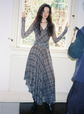 SUPERSCAPE素舶 夏季V领格纹弹力网纱不对称下摆长袖连衣裙