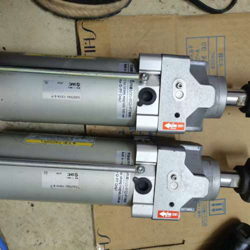 自锁夹紧气缸CLK2PA63-100YA-B-P。两个型