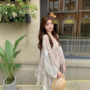 气质灯笼长袖碎花短裙子女春夏新款度假风轻奢宽松显瘦连衣裙