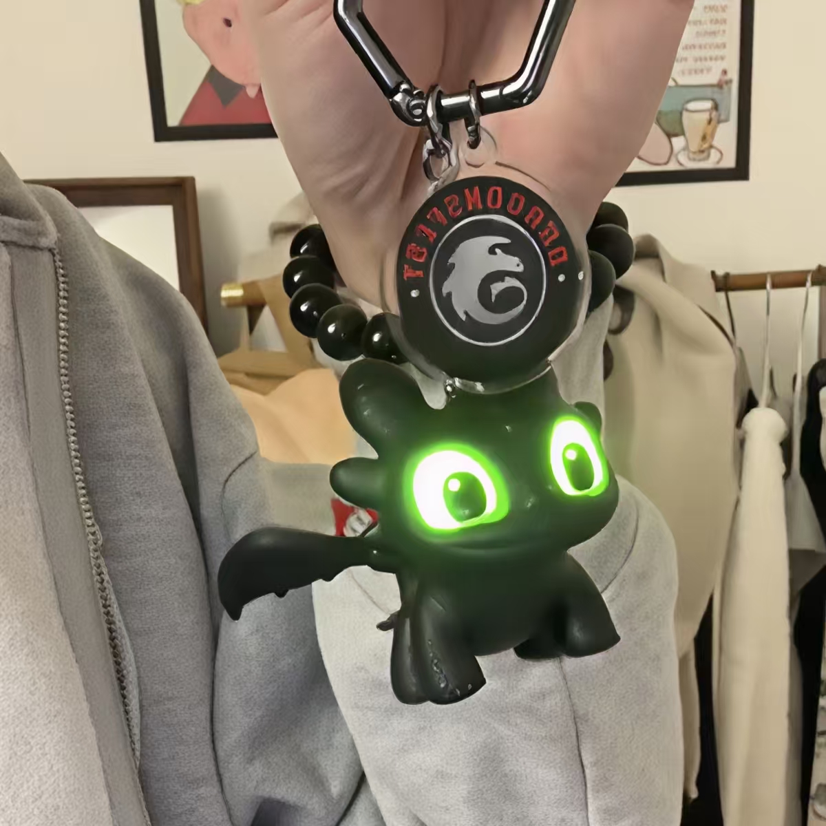创意无牙仔发光钥匙扣挂件高颜值发声包包挂饰动漫公仔周边摆件