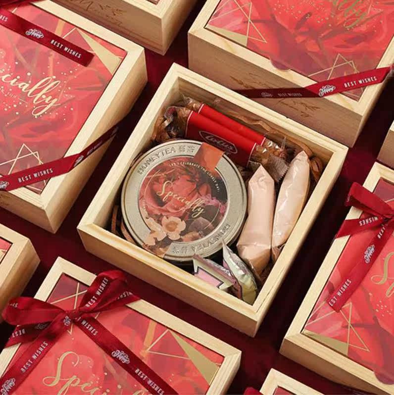 european wedding gift with hand gift in return wooden box