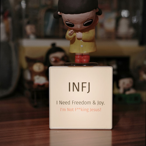 INFJ创意桌面摆件MBTI发光冰箱贴灯牌书桌氛围感装饰小众ins摆件