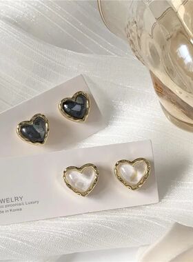 Trendy Vintage Heart Earring Women Classic Black White Stud