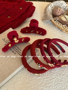 新年红色毛绒小马抓夹发箍2026马年新款酒红色羊羔毛发箍鲨鱼夹女