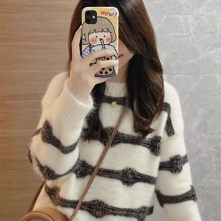 时尚新款高级感秋冬季慵懒风圆领条纹毛衣女宽松外搭针织衫奶白色