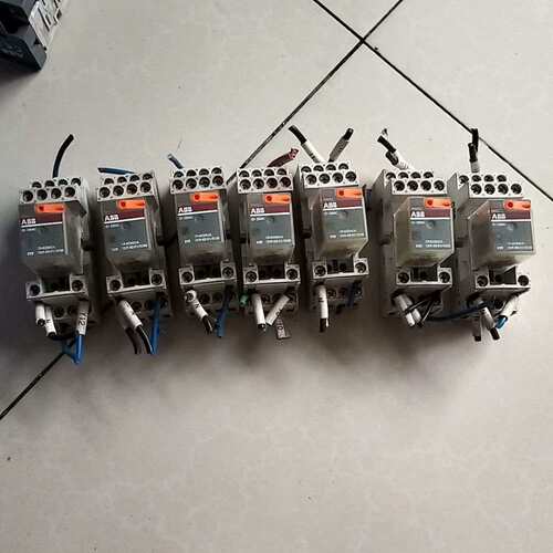 ABBCR-M4SS底座CR-M230AC4L继电器