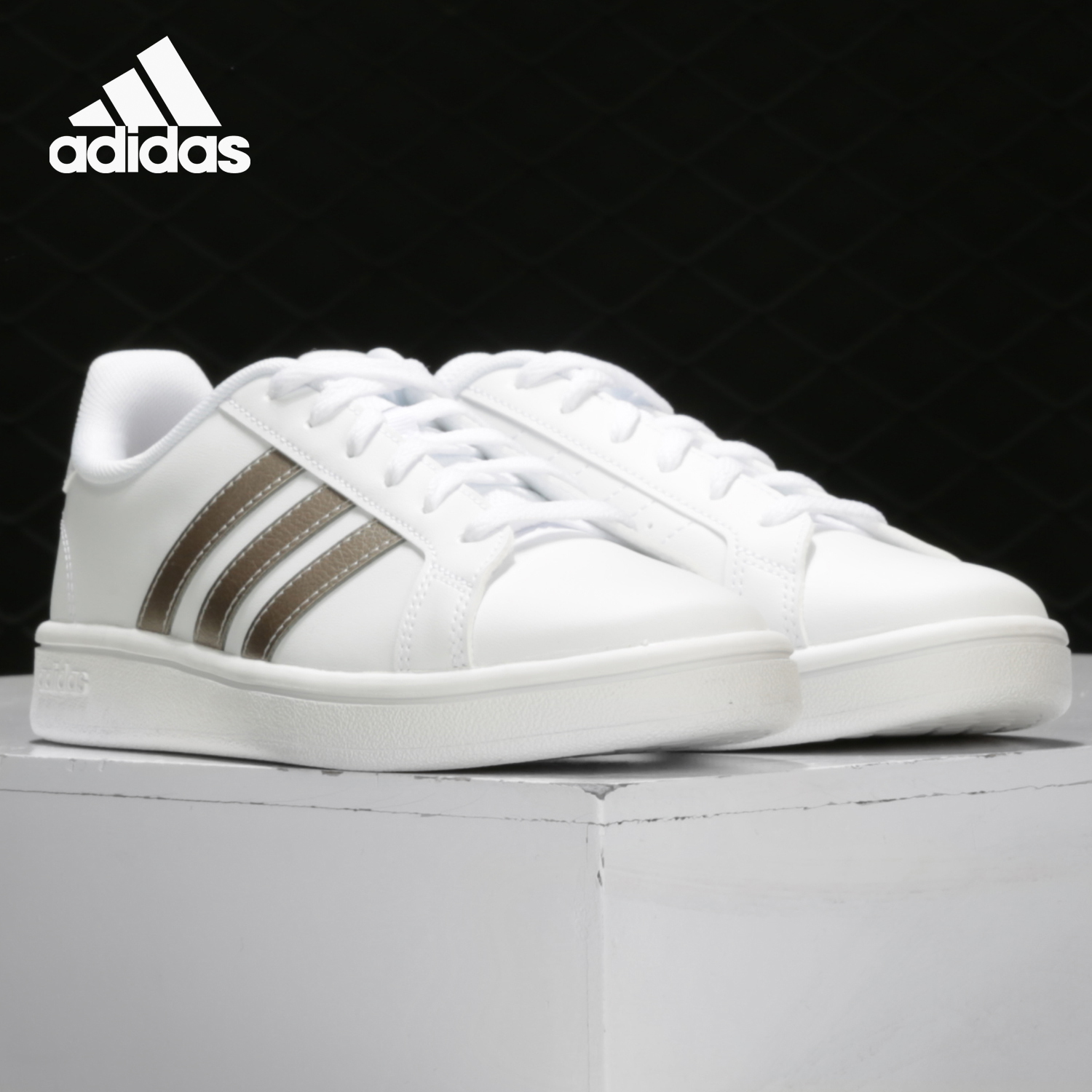 Adidas/阿迪达斯低帮休闲板鞋