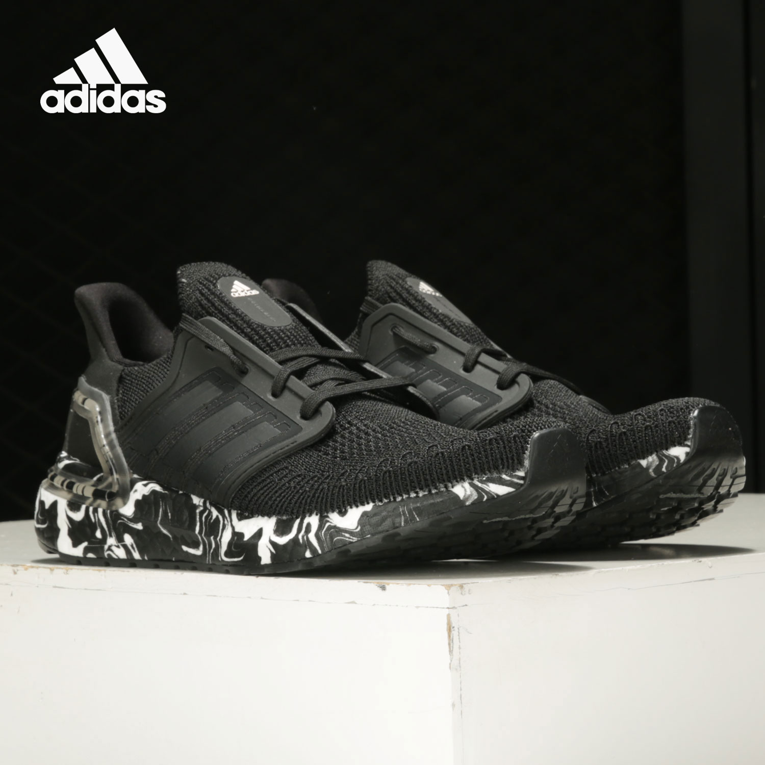 阿迪达斯男女透气轻盈运动跑步鞋