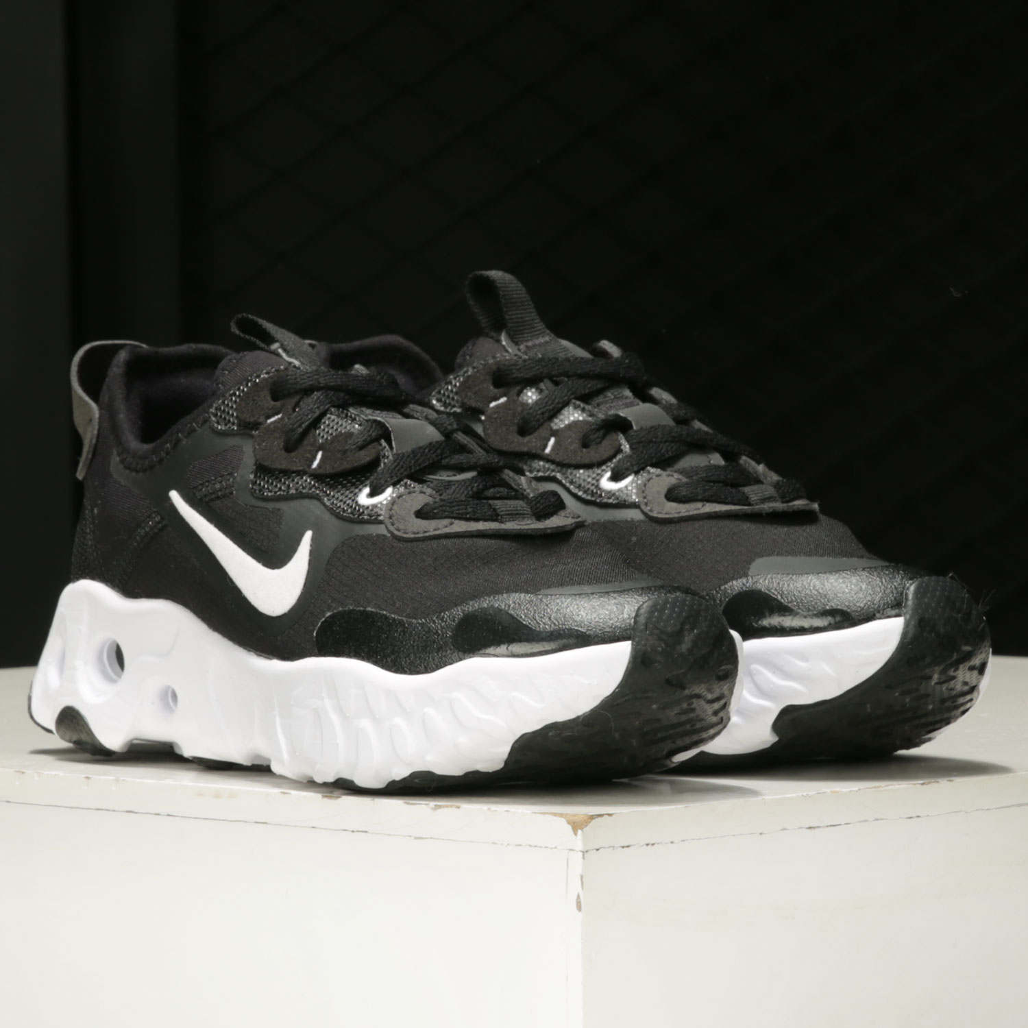 耐克REACT女子缓震跑步运动鞋