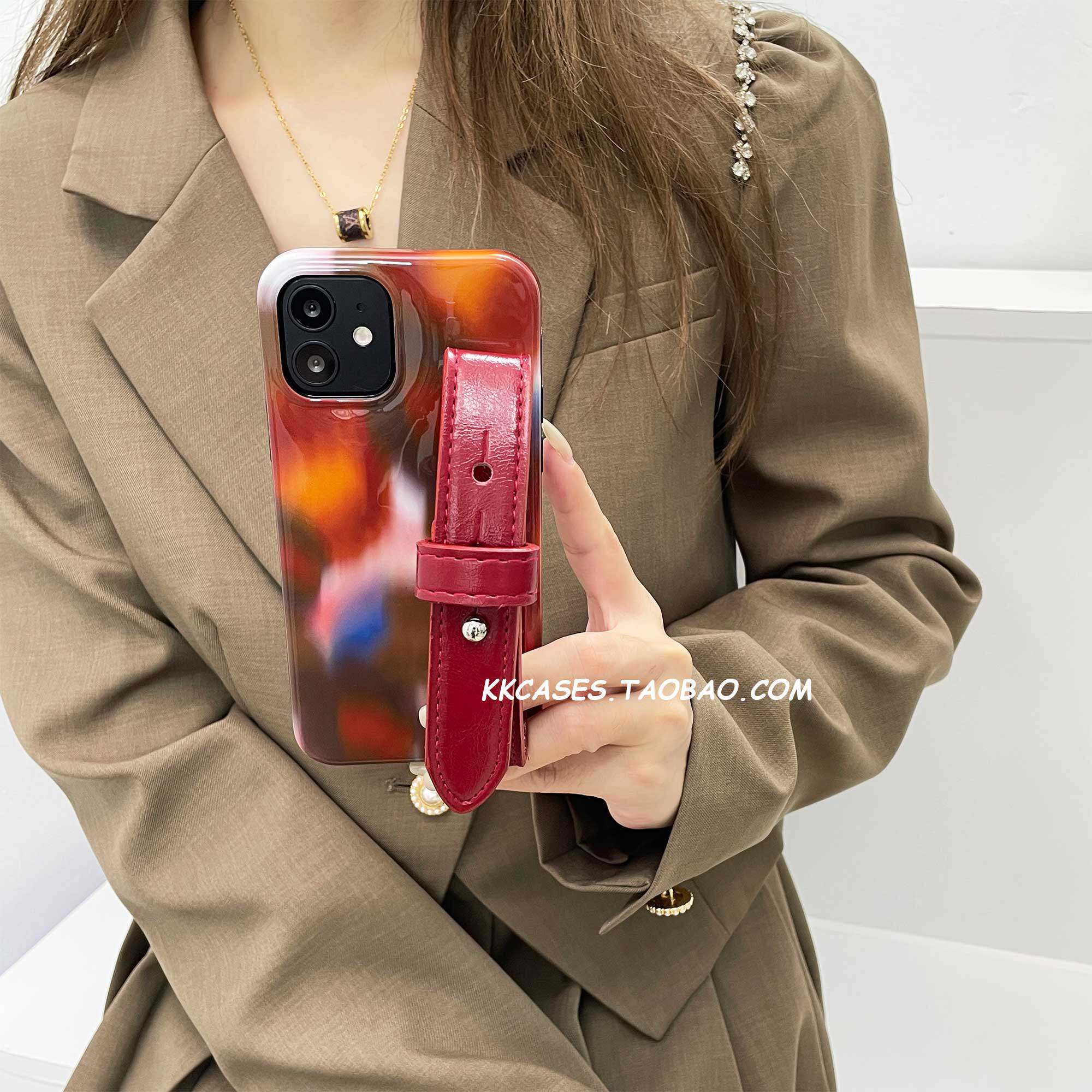 iphone15pro小众轻奢高级感皮质腕带14max红色手机壳12苹果13P适用新款全包16promax防摔韩国防滑ins保护套17