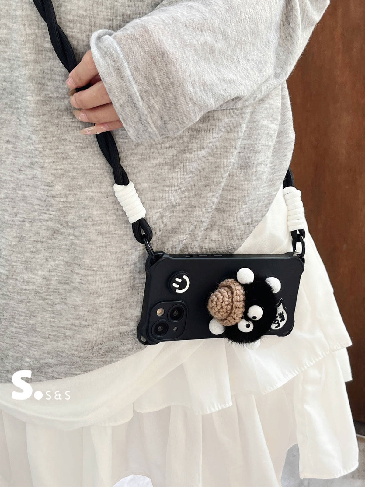 黑色笑脸煤球iphone16全包斜挎腕带挂绳15手机壳14苹果17pro max适用玩偶简约镜头防摔软壳韩国小众保护套13