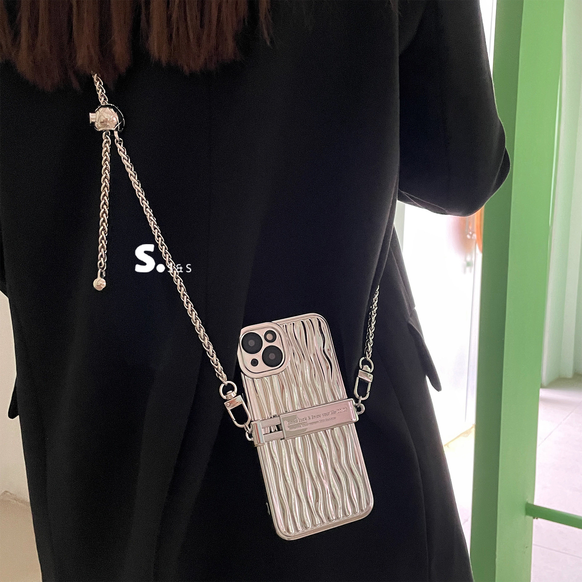 小众字母金属链条手机夹万能挂脖手机壳挂绳斜挎可背手机链背夹