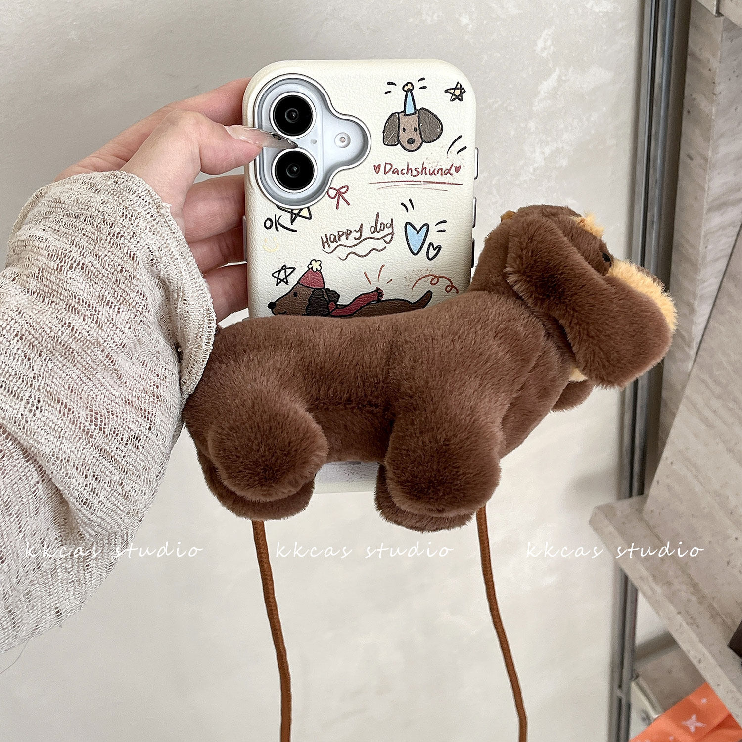 iphone15pro可爱毛绒腊肠狗挂绳斜挎可背手机夹14MAX链条16e苹果13适用新款全包防摔软壳保护套皮绳背夹17