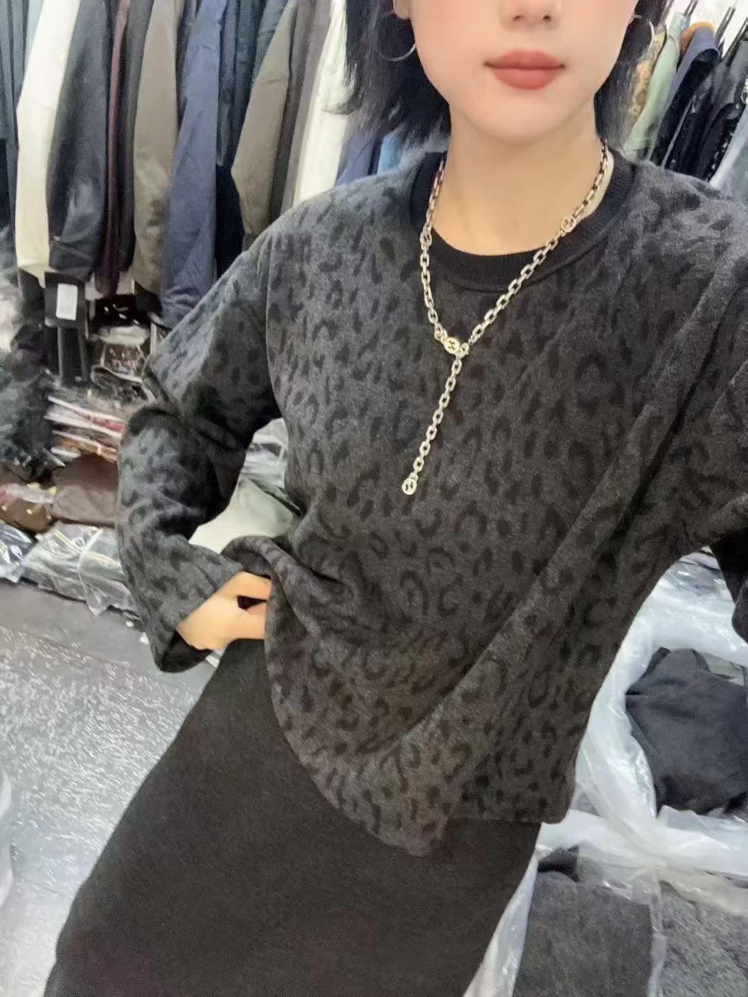 LL8899/2025秋冬新款时尚百搭圆领宽松长袖T恤女潮豹纹女ins