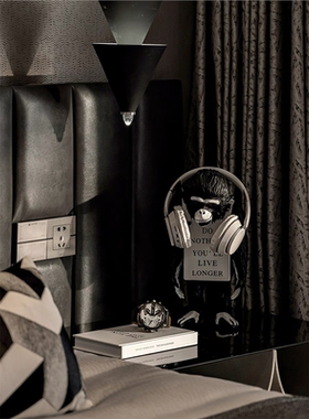 现代轻奢样板间儿童房床头柜黑猩猩折叠耳机手表书籍桌面搭配组合