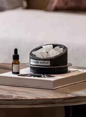 现代轻奢样板间卧室书房床头柜桌面烛台书籍香薰装饰品展厅摆件