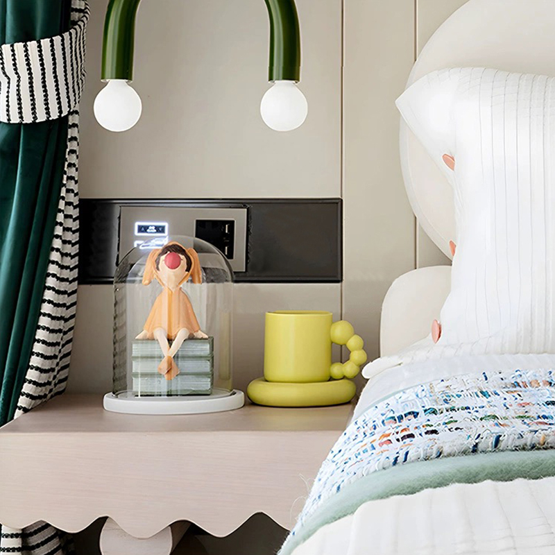 现代创意样板间奶油风儿童房床头柜可爱手办门型时钟摆件陈列搭配