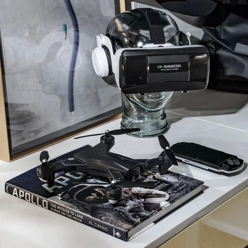 现代样板间儿童房科技感潮流玩办无人机游戏机装饰品模型组合陈列