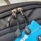 户外装 备定向罗盘多功能便携指南针背包拉链尾绳扣指北针挂件拉头
